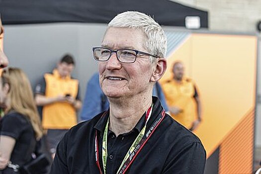 Глава Apple попросил платить ему меньше