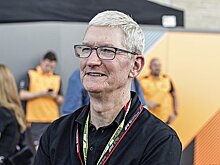 Глава Apple попросил платить ему меньше