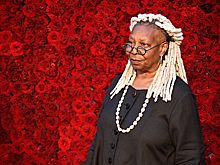 Вупи Голдберг и Джиллиан Андерсон призвали освободить участниц Pussy Riot