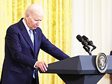 Байден не смог найти выход со сцены после выступления в Филадельфии