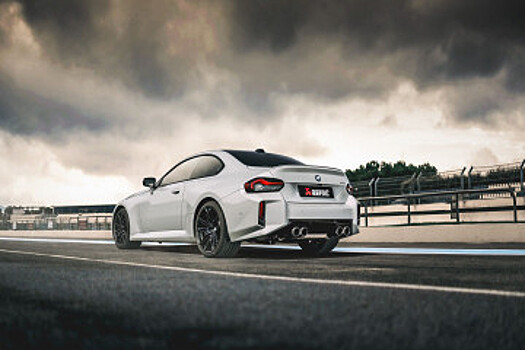 G87 BMW M2 - взгляд на выхлопную систему Akrapovic и детали из углеродного волокна
