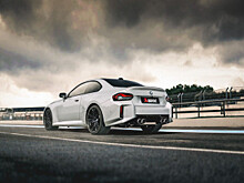 G87 BMW M2 - взгляд на выхлопную систему Akrapovic и детали из углеродного волокна