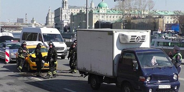 ГИБДД: В результате аварии с участием трех автомобилей на Кремлевской набережной пострадавших нет
