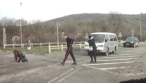 Девушка вылетела из машины после аварии под Новороссийском. Видео
