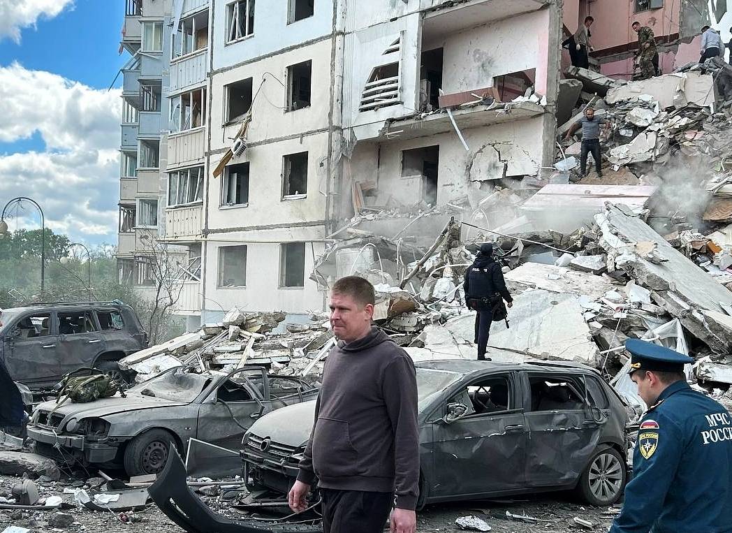 Очевидица описала обстановку у рухнувшего от снаряда ВСУ подъезда в Белгороде