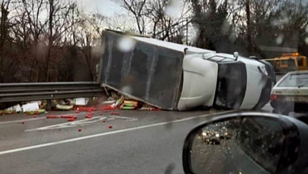 В Сочи на Мамайском перевале перевернулась «Газель» с помидорами