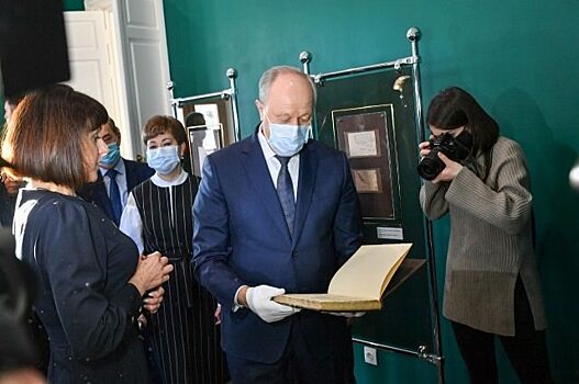 Валерий Радаев посетил вновь открывшийся музей Федина в Саратове