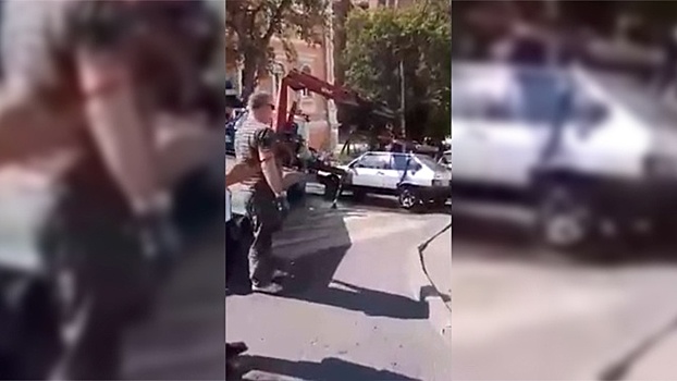 Эвакуаторщик уронил автомобиль на другие машины в Самаре: видео