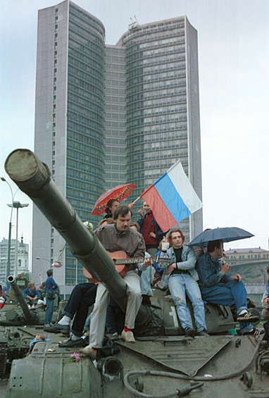 В Москве и Ленинграде начались митинги против «путчистов». 21 августа большинство воинских частей отказались выполнять приказы ГКЧП.