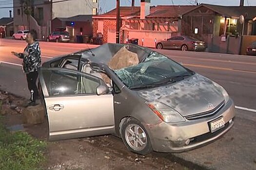 Телефонный звонок спас мужчину от упавшей на автомобиль глыбы