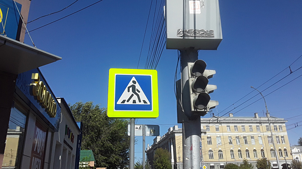 На перекрестке в центре Саратова сломался светофор