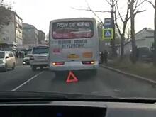 Во Владивостоке автобус догнал иномарку (видео)