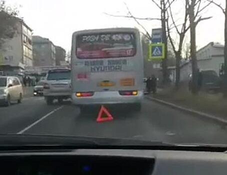 Во Владивостоке автобус догнал иномарку (видео)