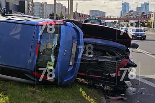 В Петербурге на видео сняли разбитые иномарки после жесткого ДТП