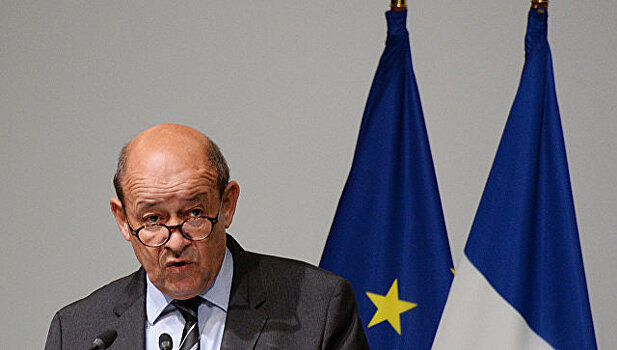 Глава Минобороны Франции одним из первых проголосовал на выборах президента