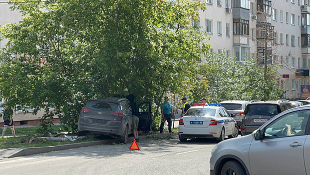 В Екатеринбурге водитель врезался в светофор и сбил пешехода из-за эпилепсии