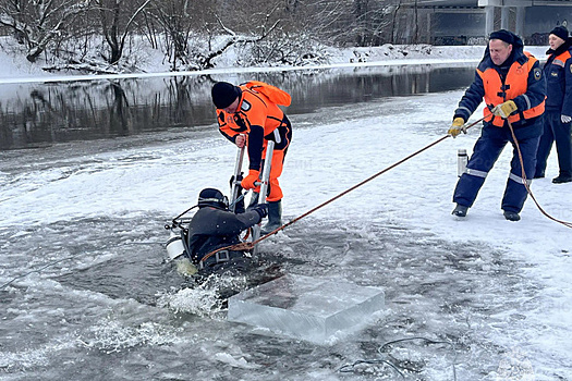 В российском городе спасатели ищут провалившихся под лед детей