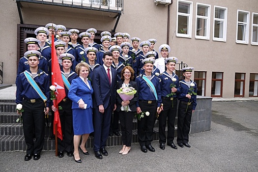 Антон Алиханов поздравил учащихся и педагогов с Днем знаний