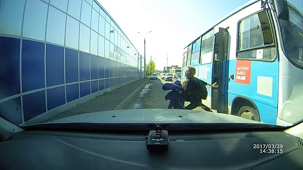 В Краснодаре оштрафовали водителя автобуса, из которого выпала девушка