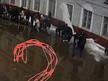 Момент падения глыбы льда на людей у подмосковного военкомата попал на видео