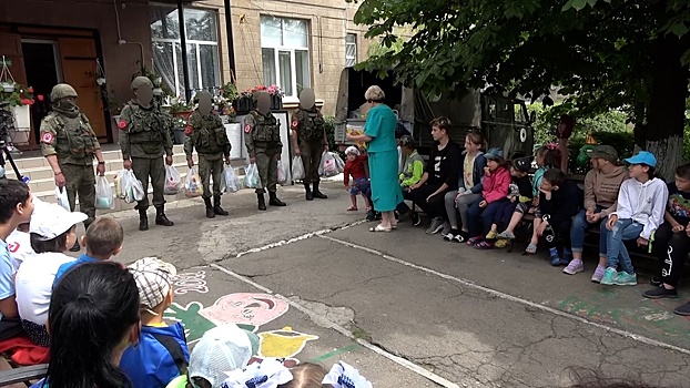 Сладости и игрушки: военные РФ доставили гумпомощь детским домам ЛНР