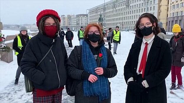Незаконная акция феминисток "забаррикадировала" центр Петербурга