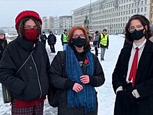 Незаконная акция феминисток "забаррикадировала" центр Петербурга