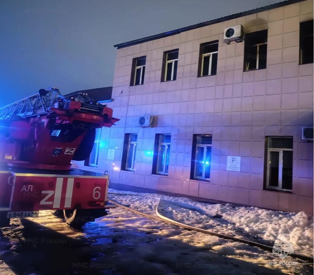 В Курске загорелось административное здание на улице Энгельса