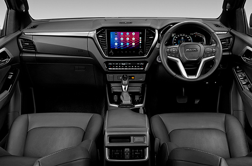 В то же время механическая коробка с шестью передачами сохранена, как и дизельный агрегат 3.0. Он выдаёт 190 сил и 450 Нм, сочетаясь с шестиступенчатыми «механикой» или автоматом. Полный привод полагается лишь версиям с трёхлитровым двигателем, а модификации с мотором 2.2 бывают только заднеприводными