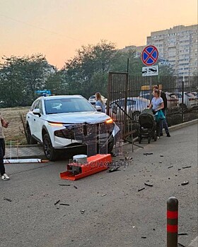 Краснодарка доверила руль ребенку. Итог – раскуроченный кроссовер и сломанный шлагбаум