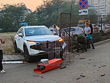 Краснодарка доверила руль ребенку. Итог – раскуроченный кроссовер и сломанный шлагбаум