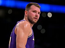 Лука Дончич раздосадованно покинул площадку матча против «Сиксерс» с травмой ноги