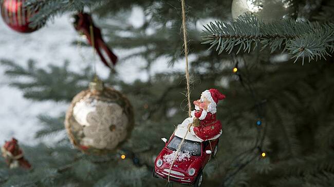 В российском селе украсили вызвавшую недовольство жителей квадратную елку