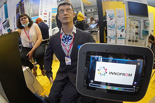 Видео: На "Иннопроме" показали человекоподобного робота для МФЦ