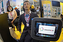 Видео: На "Иннопроме" показали человекоподобного робота для МФЦ