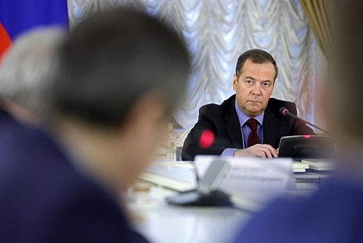 Медведев назвал полтора варианта завершения боевых действий на Украине