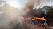 В Оренбурге огнеборцы потушили пожар рядом с железной дорогой