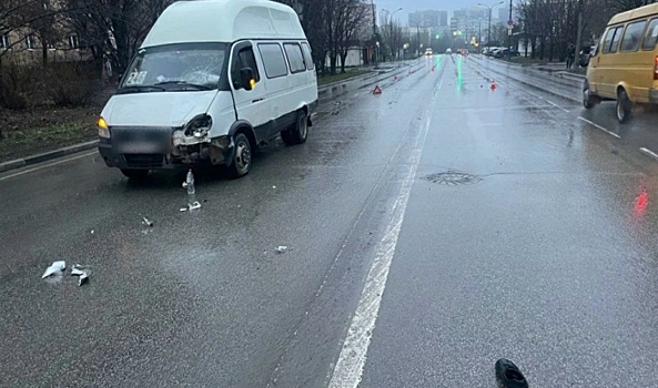 В Волжском микроавтобус насмерть сбил 30-летнего мужчину