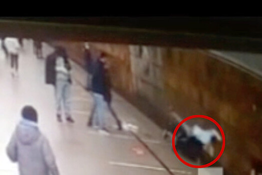 В метро Москвы мужчина погиб, спасая прыгнувшего под поезд пассажира