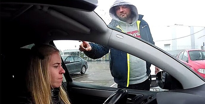 Водитель элитного спорткара из Казани напал на очевидца ДТП