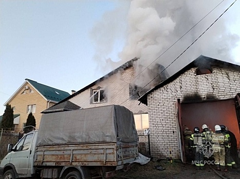 Трое взрослых и ребенок эвакуировались из горящего дома в Автозаводском районе