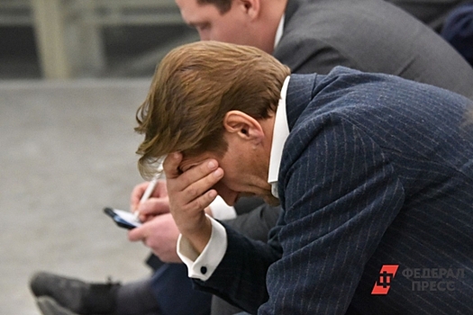 Зампред гордумы Краснодара «сидел» в телефоне во время выступления участника СВО