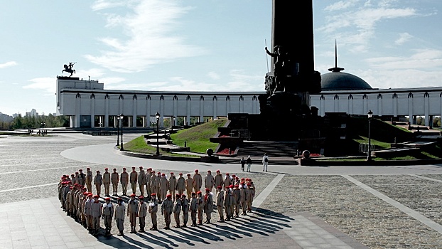 Юнармейцы Москвы построились в виде сердца в поддержку участников спецоперации