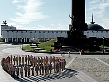 Юнармейцы Москвы построились в виде сердца в поддержку участников спецоперации
