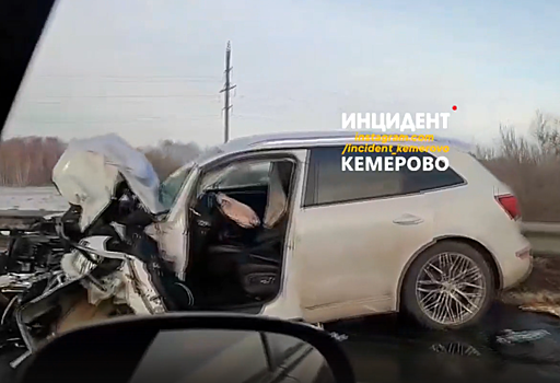 Легковушка превратилась в груду металла в ДТП с фурой под Кемеровом