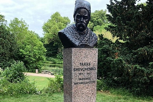 Памятник Шевченко в Дании раскрасили в цвет флага России
