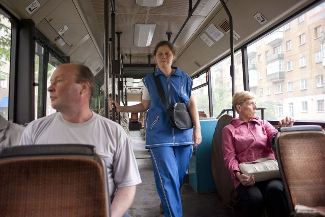 Пенсионеры в автобусе. Пенсионеры в купе. Дачники в электричке. Пенсионеры в автобусе. Пенсионеры в поезде.