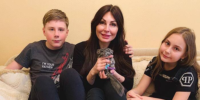 «Почувствуйте себя особенными». Актриса Наталья Бочкарева с детьми надели разные носки