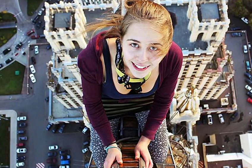 Последнее фото 17-летней школьницы Ксении Игнатьевой. Девушка упала с десяти метров, забравшись на вершину конструкции железнодорожного моста, чтобы сделать селфи. При падении школьница схватилась за высоковольтный кабель, отчего и скончалась на месте
