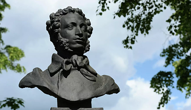 На Украине снесли памятник Пушкину